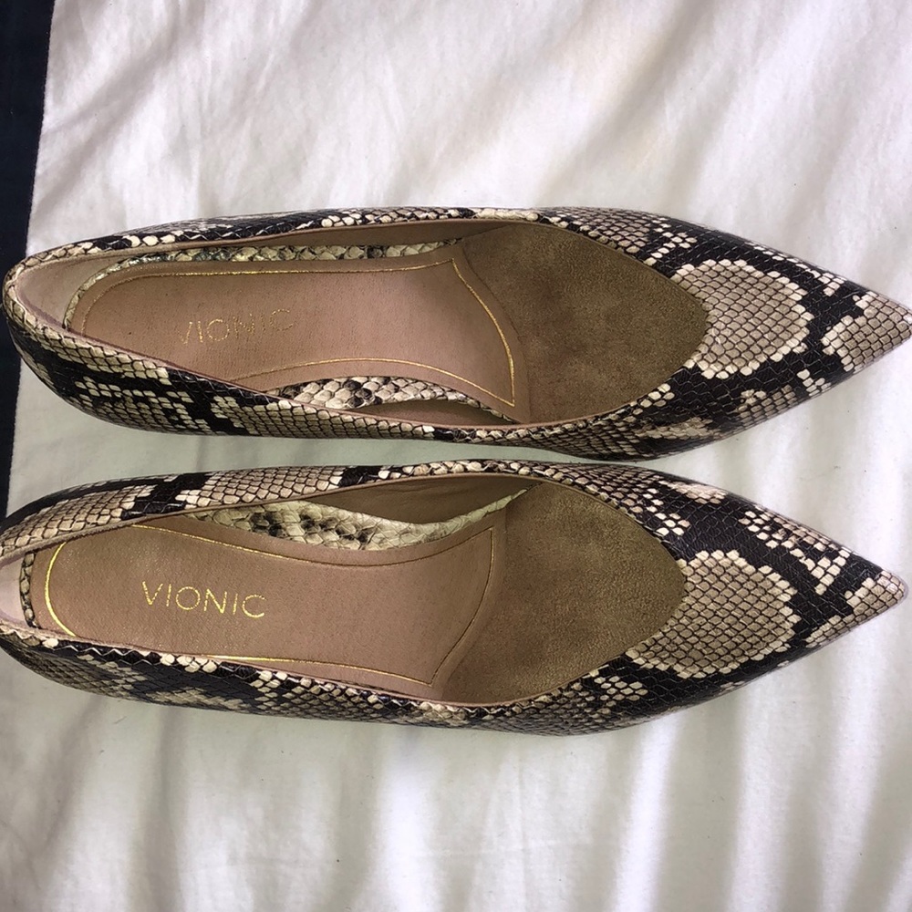 NWT Vionic kitten heels never worn. Snake skin